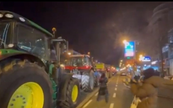 Αγρότες «περικύκλωσαν» τις Βρυξέλλες με τρακτέρ - «Δεν θα φύγουμε αν δεν πάρουμε όσα ζητάμε» (βίντεο)