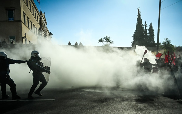 Αθήνα: Επεισόδια μεταξύ αστυνομίας και φοιτητών στο πανεκπαιδευτικό συλλαλητήριο (βίντεο, φωτ.)