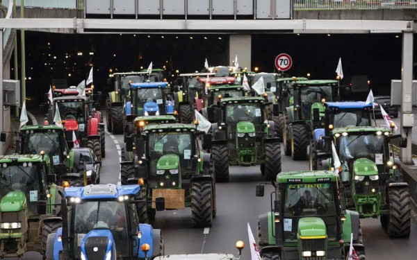 Γαλλία: Έκλεισαν λεωφόρους και πλησιάζουν στο Παρίσι οι αγρότες (βίντεο)