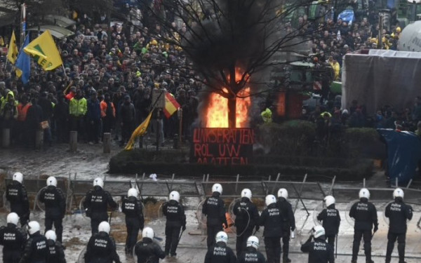 Πεδίο μάχης οι Βρυξέλλες - Φωτιές, αυγά, πέτρες και δακρυγόνα έξω από το Ευρωπαϊκό Κοινοβούλιο (βίντεο, φωτ.)