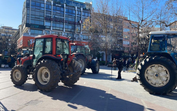 «Ζεσταίνουν» τις μηχανές των τρακτέρ οι αγρότες στα μπλόκα - Σήμερα το μεγάλο συλλαλητήριο στη Λάρισα