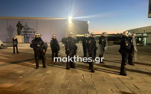 Νέα ένταση στο ΑΠΘ: Διαδηλωτές πέταξαν πέτρες και φωτοβολίδες στα ΜΑΤ