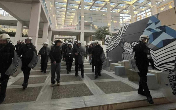 Κομοτηνή: Εισέβαλαν στη Νομική Σχολή του ΔΠΘ τα ΜΑΤ (βίντεο)