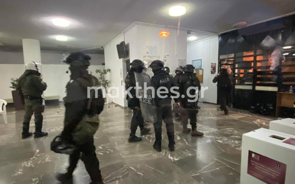 «Συσπείρωση Πανεπιστημιακών»: Προάγγελος δεινών για όλο το ΑΠΘ η εισβολή ΟΠΚΕ και ΜΑΤ στη Νομική Σχολή