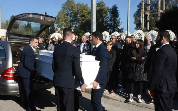 Θρήνος στην κηδεία του Μπάμπη στο Μεσολόγγι