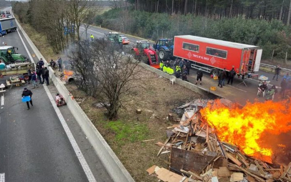 Ολλανδία: Αγρότες απέκλεισαν δρόμους και άναψαν φωτιές