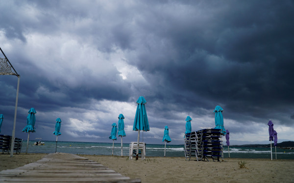 Καιρός: Επιτέλους πτώση της θερμοκρασίας μετά από 15 ημέρες συνεχόμενου καύσωνα - Έρχονται μπουρίνια