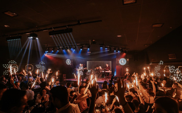 Πρόζα: H απόλυτη διασκέδαση στην αγαπημένη μουσική σκηνή στην οδό Λαχανά