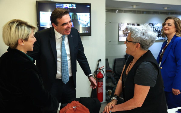 Ο Μ. Σχοινάς άκουσε τις αγωνίες και τους φόβους ομόφυλων ζευγαριών για τα παιδιά τους (φωτ.)