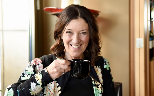 Πρωινός καφές με τη συγγραφέα Βικτόρια Χίσλοπ (βίντεο)