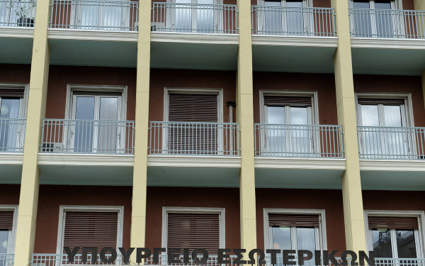 Υπουργείο Εσωτερικών: Σε σκηνοθετημένη διάρρηξη στη Διεύθυνση Εκλογών καταλήγει η ΕΛ.ΑΣ. (βίντεο)