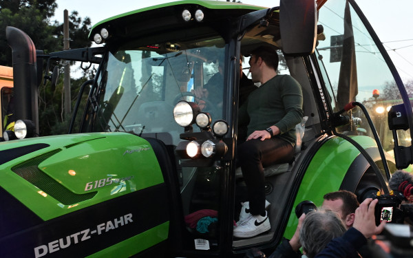 Στο Σύνταγμα ο Στ. Κασσελάκης: Ανέβηκε ξανά σε τρακτέρ, οι selfies και οι αγκαλιές με αγρότες (φωτ.)