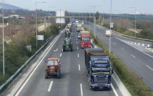 Ξεκίνησε για την Αθήνα το κομβόι των τρακτέρ από τη Λάρισα (βίντεο, φωτ.)