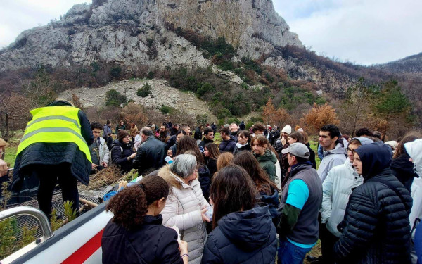 Αλεξανδρούπολη: Ομογενείς μαθητές φύτεψαν δέντρα στις πυρόπληκτες περιοχές (φωτ.)