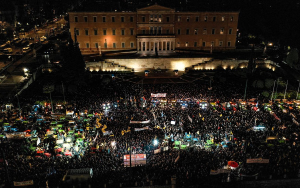Πλημμύρισαν το Σύνταγμα 10.000 αγρότες με τρακτέρ - Την Πέμπτη αποφασίζουν για τα μπλόκα (βίντεο, φωτ.)