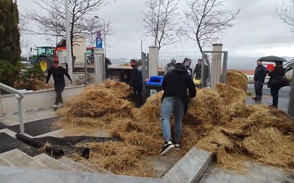 Άχυρα και… κοπριά πέταξαν αγρότες στο κτίριο της Περιφέρειας Δυτικής Μακεδονίας (βίντεο, φωτ.)