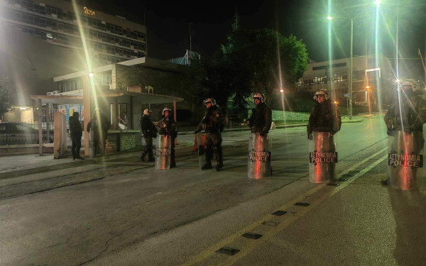 ΑΠΘ: Εισβολή της αστυνομίας στη Νομική που τελούσε υπό κατάληψη - «Γυρίστε στις Σχολές. Κανονικά από αύριο οι εξετάσεις», είπε ο Κοσμήτορας (βίντεο, φωτ.)