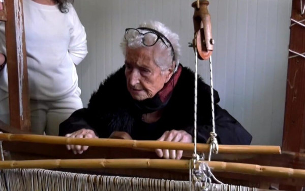 Λέσβος: Η γηραιότερη υφάντρα της Γέρας κάθεται ξανά σε αργαλειό στα 104 της χρόνια (βίντεο)