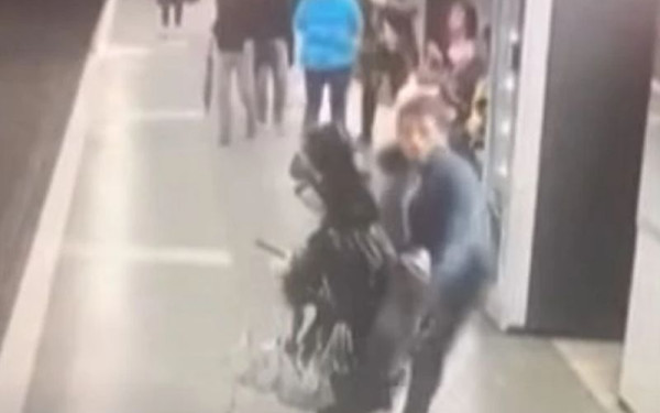 Βαρκελώνη: Βίντεο-σοκ από άνδρα που χτυπούσε γυναίκες σε σταθμό του μετρό