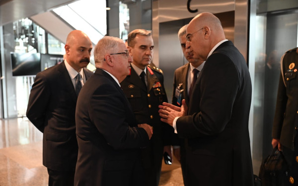 Τετ α τετ Δένδια με τον τούρκο υπουργό Άμυνας στη σύνοδο του ΝΑΤΟ
