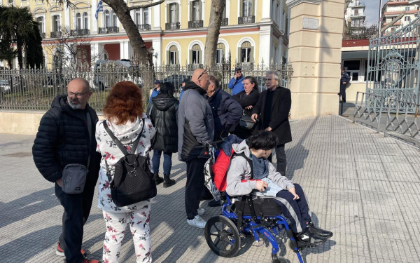 Θεσσαλονίκη: Διαμαρτυρία γονέων για την αναστολή λειτουργίας στο 2ο ΕΕΕΕΚ Πυλαίας - "Θα μας στείλουν σε σχολείο που απορρίψαμε λόγω ακαταλληλότητας"