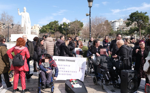 Με φέρετρο και κηδειόχαρτα διαμαρτυρήθηκαν γονείς, εκπαιδευτικοί και μαθητές για το λουκέτο στο ειδικό σχολείο Πυλαίας Χορτιάτη (φωτ.)