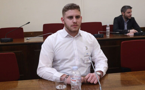 Τέμπη - Εξεταστική Επιτροπή: «Καιγόμουν από τις λαμαρίνες. Βγήκα από το τρένο για να ανασάνω και μπήκα να βοηθήσω» - Η συγκλονιστική μαρτυρία διασωθέντα φοιτητή