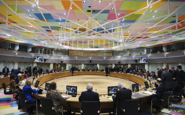 Κομισιόν: Έχουμε πατήσει το κουμπί της παύσης των δασμών