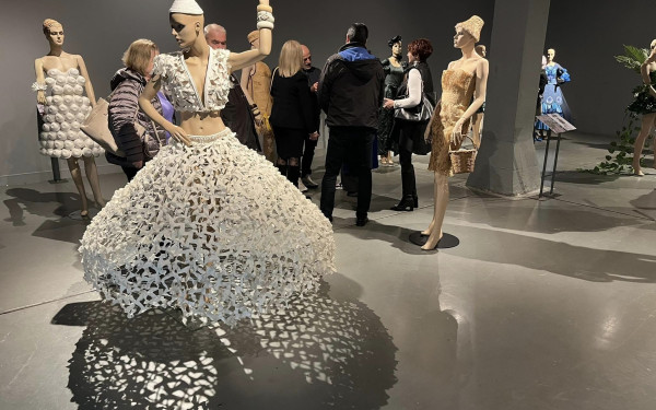 Οι Φίλοι της Νέας Παραλίας: Νέα έκθεση με έργα από ανακυκλωμένα υλικά (φωτ.)