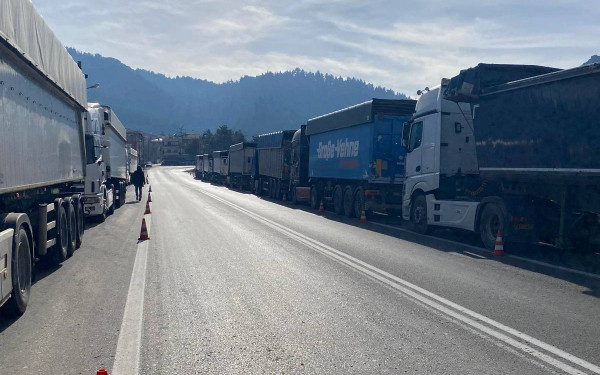 Θεσσαλονίκη: Οδηγοί φορτηγών διαμαρτύρονται για τις φορτοεκφορτώσεις και το Flyover