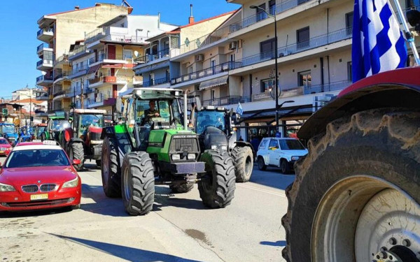 Οι αγρότες των Γρεβενών έκλεισαν με 50 τρακτέρ το κέντρο της πόλης (φωτ.)