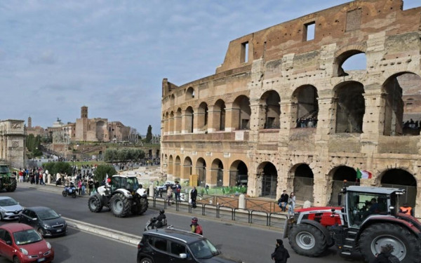 Δεν ικανοποιήθηκαν από τη Μελόνι οι Ιταλοί αγρότες - Παραμένουν με τα τρακτέρ στους δρόμους