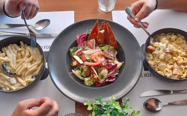 Kabamaru’: To αγαπημένο café bistro της Αρναίας, για αρωματικό καφέ και απολαυστικά γεύματα