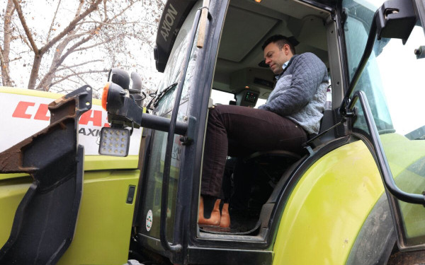 Κασσελάκης: Οι αγρότες της Λάρισας τον υποδέχτηκαν με κορναρίσματα και μαρσαρίσματα (βίντεο, φωτ.)