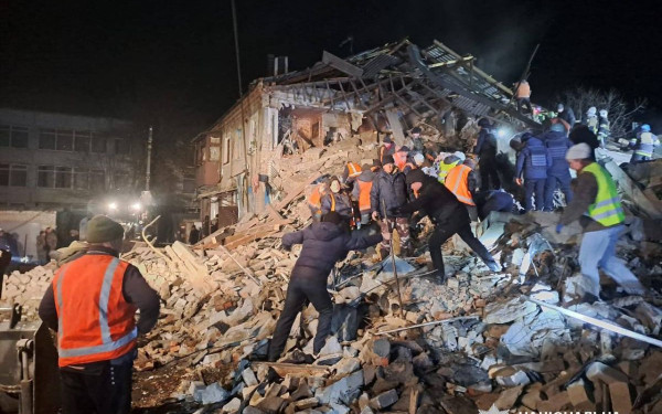 Ουκρανία: 2 νεκροί, 4 τραυματίες και άλλοι τόσοι θαμμένοι στα ερείπια από ρωσική επίθεση (φωτ.)