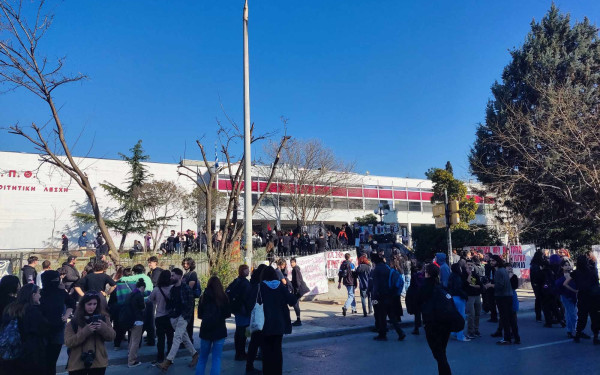 Σπουδές στην Ελλάδα με όνειρα για το εξωτερικό - Οι φόβοι των φοιτητών και η ενίσχυση του «brain drain» (βίντεο)