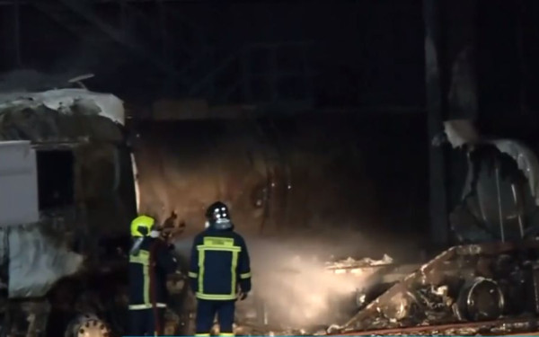 Μάνδρα: Φωτιά σε φορτηγά δίπλα σε πρατήριο υγρών καυσίμων - Επί ποδός η Πυροσβεστική (βίντεο)