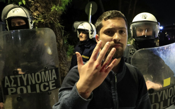 Ένταση στο Μαξίμου: Φοιτητές άνοιξαν πανό και φώναζαν κατά των ιδιωτικών πανεπιστημίων (φωτ.)
