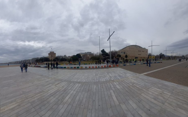 Γέμισαν κυψέλες την παραλία της Θεσσαλονίκης οι μελισσοκόμοι (φωτ.)