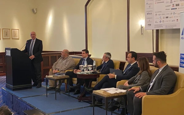 Το new entry του Εξαδάκτυλου στη γαλάζια ευρωλίστα, το δείπνο στη «Μαύρη Θάλασσα» και τα χαμόγελα του Σχοινά.  Γράφει ο Μποξέρ*