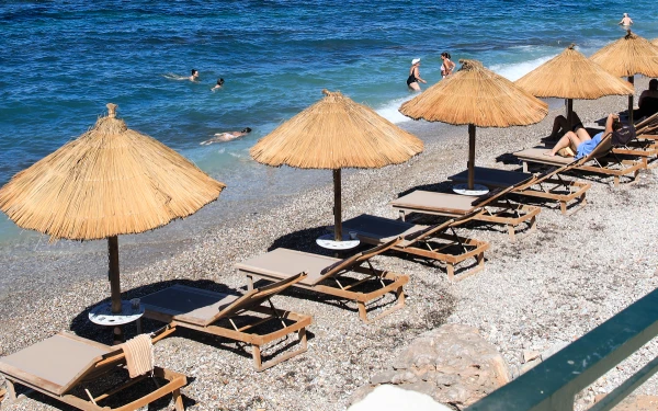 Οι δήμαρχοι θέλουν τάξη στις παραλίες, αλλά όχι να βγουν από το «παιχνίδι» της μίσθωσης