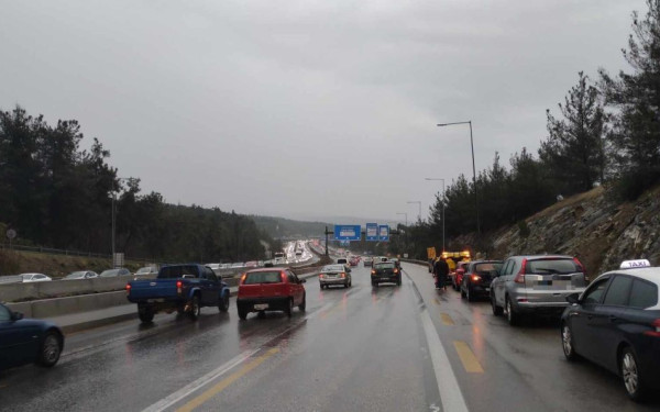 Θεσσαλονίκη: Εκτροπή φορτηγού στον Περιφερειακό - Με δυσκολία η κυκλοφορία