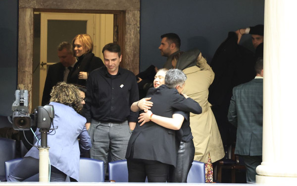 Ιστορική μέρα: Νόμος του κράτους ο γάμος των ομόφυλων - Τα «όχι» και οι απουσίες (φωτ.)