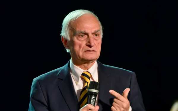 Στον γνωστό αθλητικογράφο και βουλευτή Μανώλη Μαυρομμάτη ανήκε το διαμέρισμα στο Κολωνάκι που τυλίχθηκε στις φλόγες