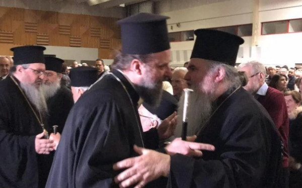 Βελλίδειο: Πλημμύρισε από πιστούς και ιερείς που λένε «όχι» στο γάμο ομόφυλων ζευγαριών - Ποιοι βουλευτές παρευρίσκονται