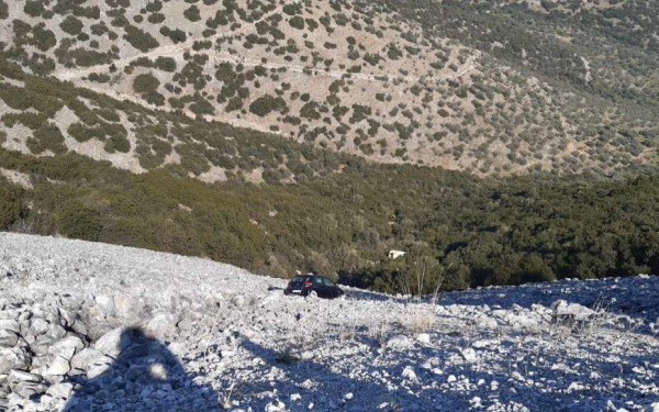 Αυτοκίνητο έπεσε σε γκρεμό στο δρόμο Τύρναβος – Ελασσόνα (φωτ.)