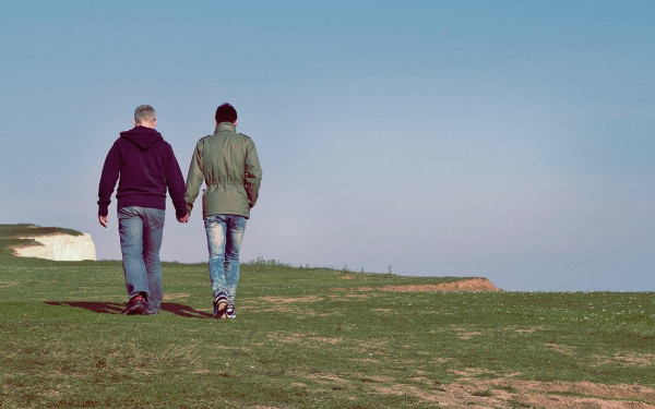 Ομόφυλα ζευγάρια: Γάμοι με δήμαρχο και με κουμπάρο στο δημαρχείο