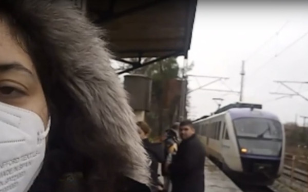 Προαστιακός από Θεσσαλονίκη για Λάρισα: Μικρή φωτιά σε βαγόνι, «κόλλησαν» τα φρένα - Οι επιβάτες περιμένουν… λεωφορείο (βίντεο)