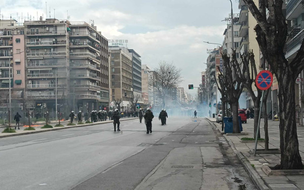 Θεσσαλονίκη: Πεδίο μάχης η Εγνατία - Μολότοφ, πετροπόλεμος και δακρυγόνα (βίντεο, φωτ.)