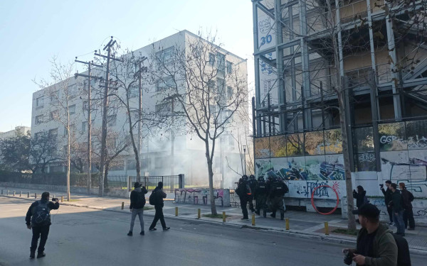 Τέλος στην ένταση στο ΑΠΘ: Αποχώρησαν τα ΜΑΤ - Πετροπόλεμος νωρίτερα στην Αγίου Δημητρίου (βίντεο, φωτ.)